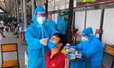 Y tế lấy mẫu làm test nhanh cho tài xế tại bến xe Nước Ngầm. Ảnh: T.Đảng