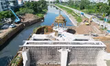Nhiều công trường thi công vẫn ‘chặn’ dòng chảy sông Tô Lịch mùa mưa lũ