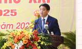 Chủ tịch TP Hà Nội tặng hoa chúc mừng Ban Chấp hành mới thị xã Sơn Tây.
