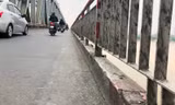 Cùng với tổ chức lại giao thông hợp lý, lan can và bờ bê tông cầu Chương Dương cần được gia cố để ô tô lưu thông an toàn. Ảnh: A.Trọng