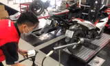 Đo khi thải xe máy tại đại lý xe YAMAHA Cầu Giấy. Ảnh: Anh Trọng