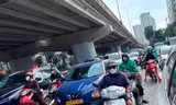 Ùn tắc giao thông khi cấm xe máy qua cầu vòm thép hồ Linh Đàm tại Hà Nội