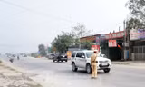 Lực lượng CSGT kiểm tra xử lý vi phạm trên đường.