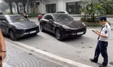 Hai chiếc xe ô tô trùng biển số 'chạm mặt'. Ảnh S.T
