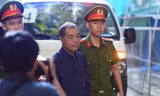 Ông Trầm Bê lần đầu tiên tại tòa tự bào chữa mà 'rươm rướm' nước mắt. Ảnh: Tân Châu