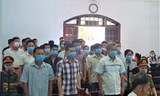 Các bị cáo nghe HĐXX công bố quyết định trả hồ sơ vụ án