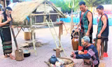 Thầy cúng dùng máu tươi bôi lên các vật dụng trong gia đình