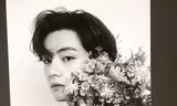 Mới chập chững gia nhập Instagram, V (BTS) đã gặp sự cố bất ngờ khi "theo dõi" nhầm người