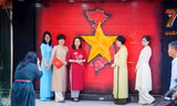 Người Hà Nội rạng rỡ đón Tết Độc lập trong nắng thu vàng