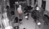 [CLIP] Kẻ trộm cầm dao đột nhập tiệm làm tóc ở Bình Dương 