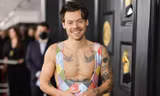Nam ca sĩ chuyên mặc váy gây tranh cãi