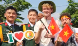 Khách Tây đội nón tai bèo, quấn khăn rằn hòa cùng không khí hào hùng 30/4