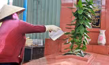 Người phụ nữ 25 năm đón Tết ở nghĩa trang, xúc động thấy cảnh trước mộ phần