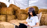 Độc đáo quán cà phê cho khách ngồi cạnh đống rơm