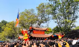 'Biển người' chen chân tham dự nghi lễ 'dô ông đám' tại lễ rước pháo Đồng Kỵ