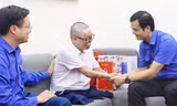 T.Ư Đoàn thăm, tặng quà chiến sĩ sống sót duy nhất trong vụ rơi trực thăng ở Hòa Lạc 