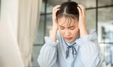 Người trẻ đau đầu vì bị giảm lương, "tụt mood" khi làm việc ở nhà, lo lắng sẽ bị đào thải