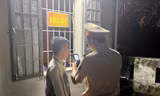 Cảnh sát bất ngờ kiểm tra nồng độ cồn nhân viên trực gác chắn tàu, phát hiện vi phạm ‘khủng’