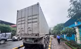 Bắt xe container ‘đột biến gen’ chở cát quá tải hơn 400%