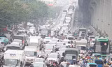 Phương tiện giao thông đông đúc trước ngày nghỉ Tết Dương lịch