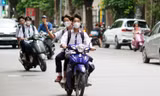 Thót tim với cảnh học sinh 'đầu trần' đi xe máy trên phố