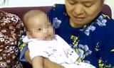 Cháu bé được người dân chung cư tạm thời chăm sóc.