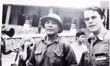 Chính ủy Bùi Văn Tùng với phóng viên nước ngoài tại sân dinh Độc Lập trưa ngày 30/4/1975 (Ảnh: Tư liệu) 