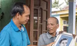 Ông Đỗ Hùng, người cháu ruột đang thờ võ sĩ Đỗ Hy Sinh (cùng tác giả bài viết - trái) ảnh: Văn Chương