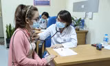 Khám sàng lọc trước khi tiêm vắc-xin COVID-19 Ảnh: như ý