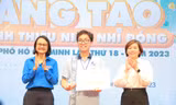 Teen THPT chuyên Lê Hồng Phong đoạt giải với sản phẩm hỗ trợ người câm điếc