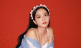 Bạn có thấy chiếc bờm ngọc trai của Jisoo (BLACKPINK) trong hình này nhìn rất quen?