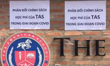 Các tờ rơi phản đối do phụ huynh dán vào chiều 11/5