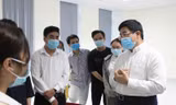 PGS- TS Nguyễn Hoàng Bắc, Phó hiệu trưởng Trường ĐH Y dược TPHCM trò chuyện, động viên các em sinh viên tham gia chống dịch