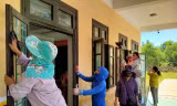 Giáo viên tại Phú Vang, TT-Huế, khẩn trương vệ sinh phòng ốc trước ngày học sinh tựu trường