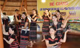 Truyền dạy các điệu múa truyền thống của đồng bào Cơ Tu tỉnh TT-Huế