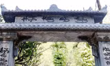 Nghệ thuật thư pháp đầy biến ảo có thể tìm thấy ở bất cứ đâu trong không gian Huyền Không Sơn Thượng (Huế)