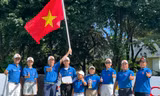 Nguyễn Quốc Bảo Huy (cầm cúp) đạt hạng 3 ngay lần đầu tiên thi đấu nước ngoài