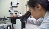 Cuộc chiến bên trong phòng xét nghiệm người mắc Covid-19 ở Hà Nội