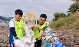 Hàng trăm bạn trẻ chung tay dọn rác trên vịnh Nha Trang 