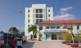 Cách ly bác sỹ thăm khám cho cô gái nhiễm Covid-19