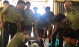 Lực lượng chức năng kiểm đếm hàng hoá không giấy tờ.