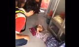 Công an vào cuộc vụ nghịch tử đánh mẹ dã man