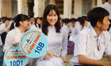 Á hậu Phương Anh hé lộ hình ảnh được lên báo khi còn học lớp 10 khiến fans bất ngờ