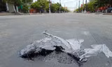 Đoạn đường mới được sửa chữa đã bị chảy nhựa.