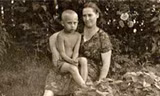 Tổng thống Nga Vladimir Putin bên mẹ khi còn nhỏ (Nguồn: RT)