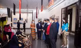 Đại sứ đặc mệnh toàn quyền nước Cộng hòa Philippines tại Việt Nam Meynardo Los Banos Montealegre thm quan triển lãm. Ảnh: Báo văn hóa