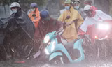 Nhiều người ngã sõng soài trên đường ngập nước ở TPHCM