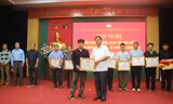 Ông Phạm Thái Hanh, Uỷ viên Ban Thường vụ, Chủ tịch Uỷ ban MTTQ Việt Nam tỉnh Thái Nguyên trao Bằng khen cho đại biểu là người có uy tín tiêu biểu trong đồng bào DTTS.