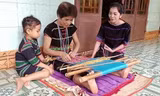 Nghệ nhân Thị An Đê (xã Thọ Sơn, huyện Bù Đăng, Bình Phước) truyền nghề dệt thổ cẩm truyền thống cho con cháu. (Ảnh: Nhất Sơn)