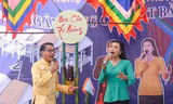 Nghệ nhân ưu tú Hồ Thanh Châu và Nghệ nhân Huyền Tân trình diễn các tiết mục hô hát Bài chòi tại ngày hội. (Ảnh: Trần Lê Lâm/TTXVN)